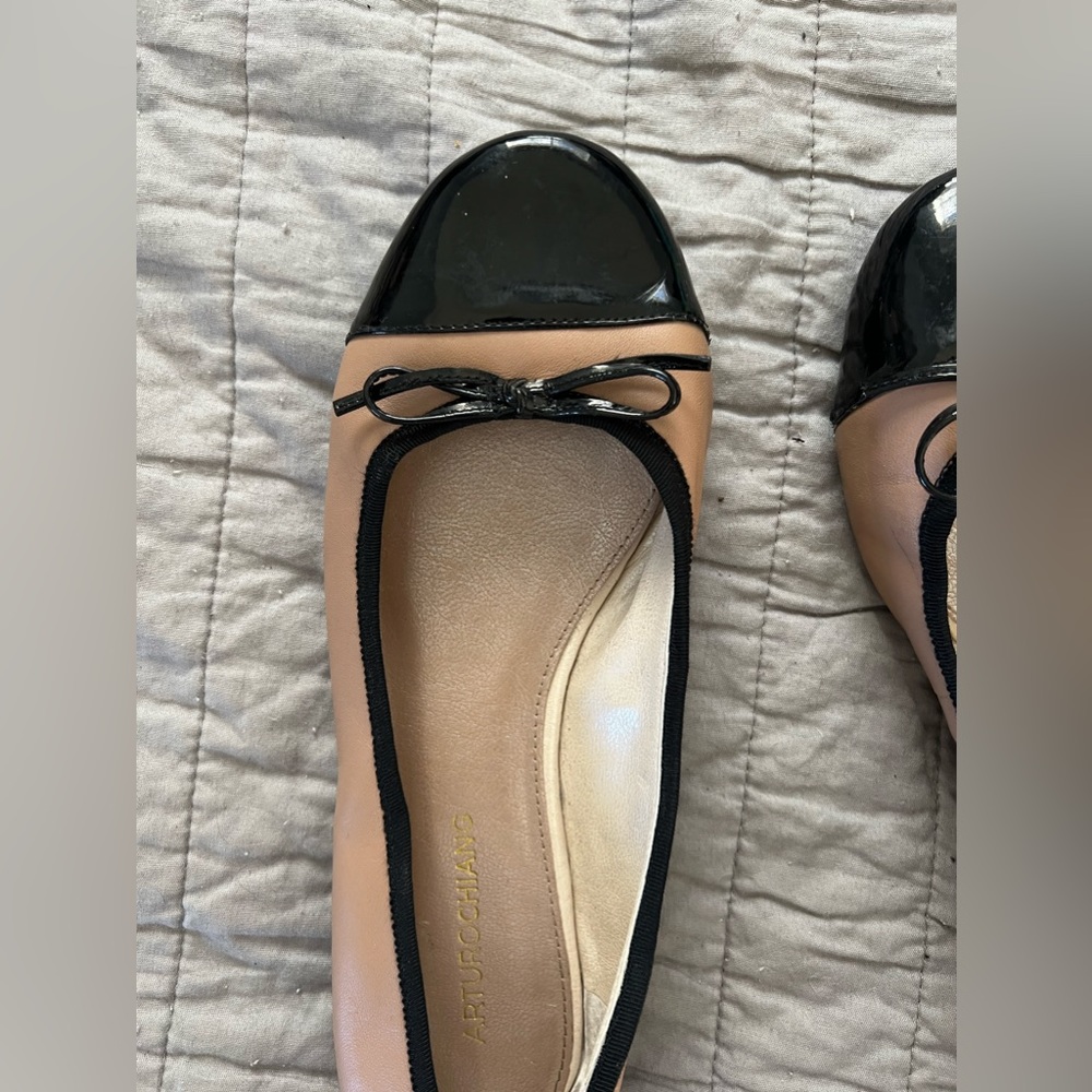 Like new Arturo Chang ballet flats in tan and black size 8.5